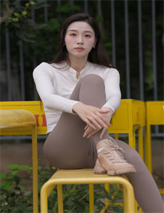 《两腿间花蒂被吸的异常肿大-李宗?全集在线播放》